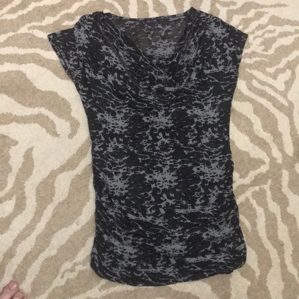 ⭐️T-shirt 👗 By Seven7 Size L fits like a small